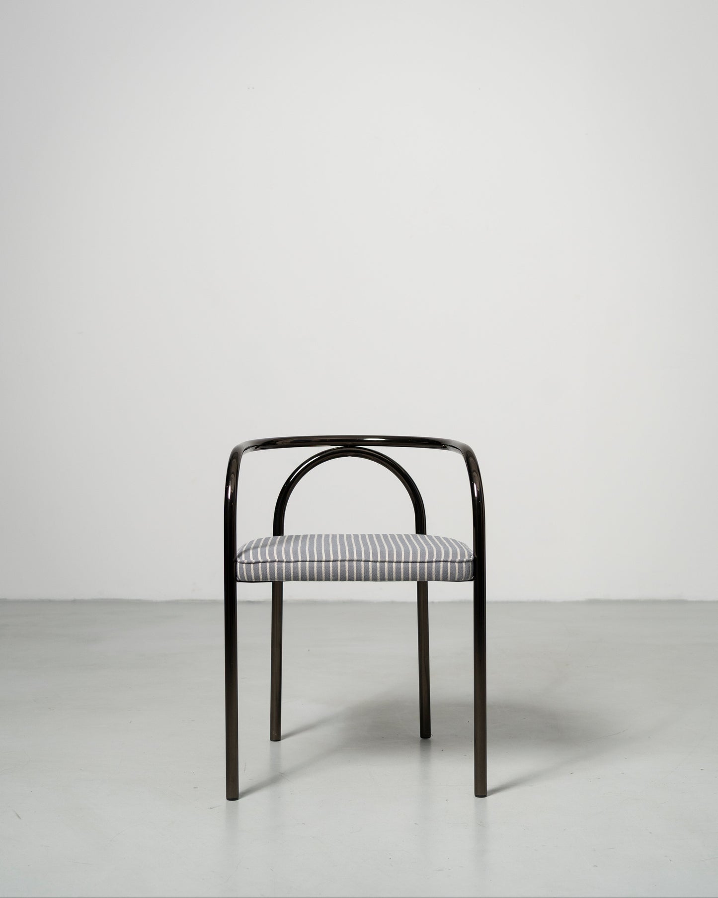PH Chair by Poul Henningsen, Danish design classic (1932) Chair with black frame and striped cushion 