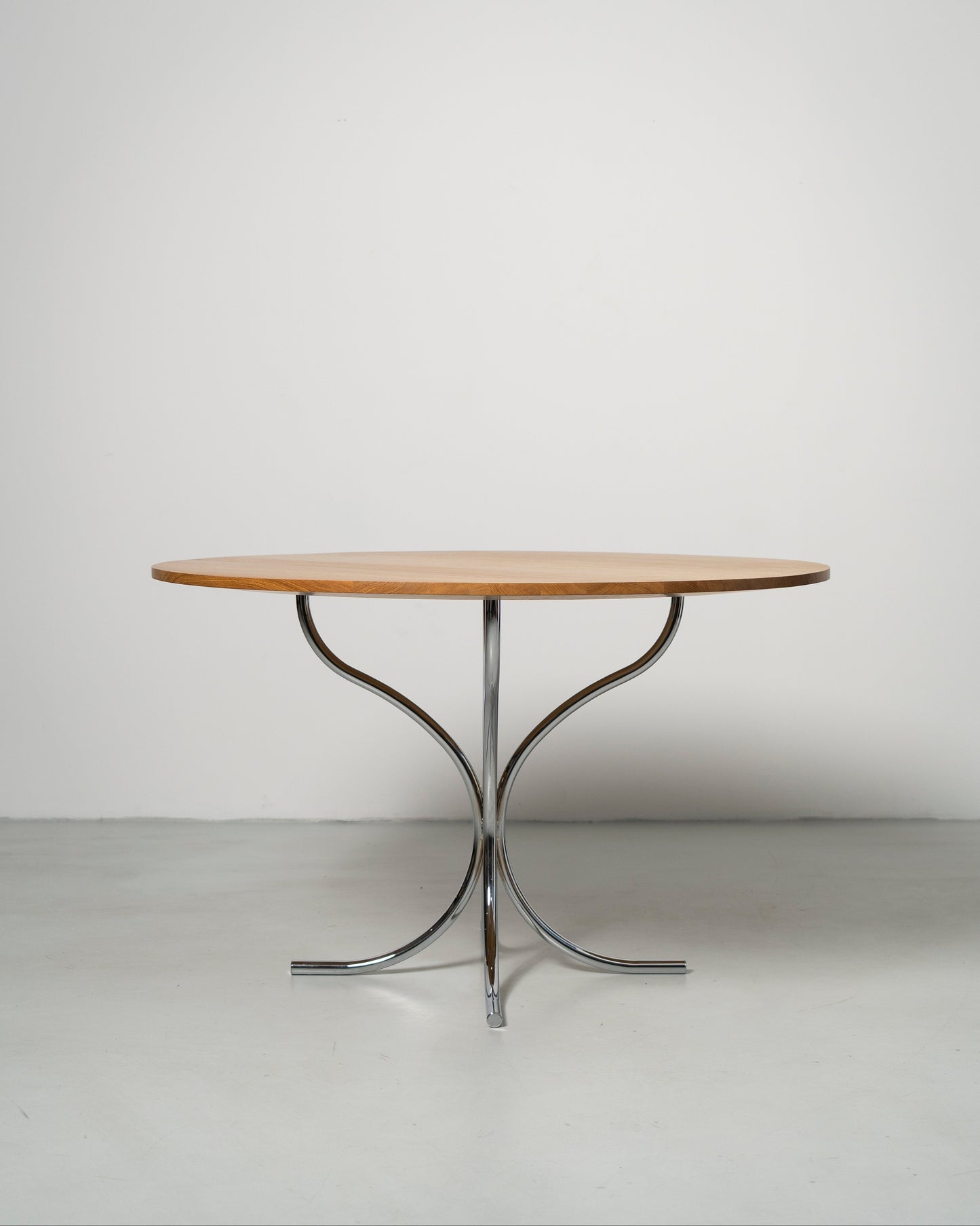 PH Table by Poul Henningsen, Danish design classic (1930s) Round table with wooden top and metal base 