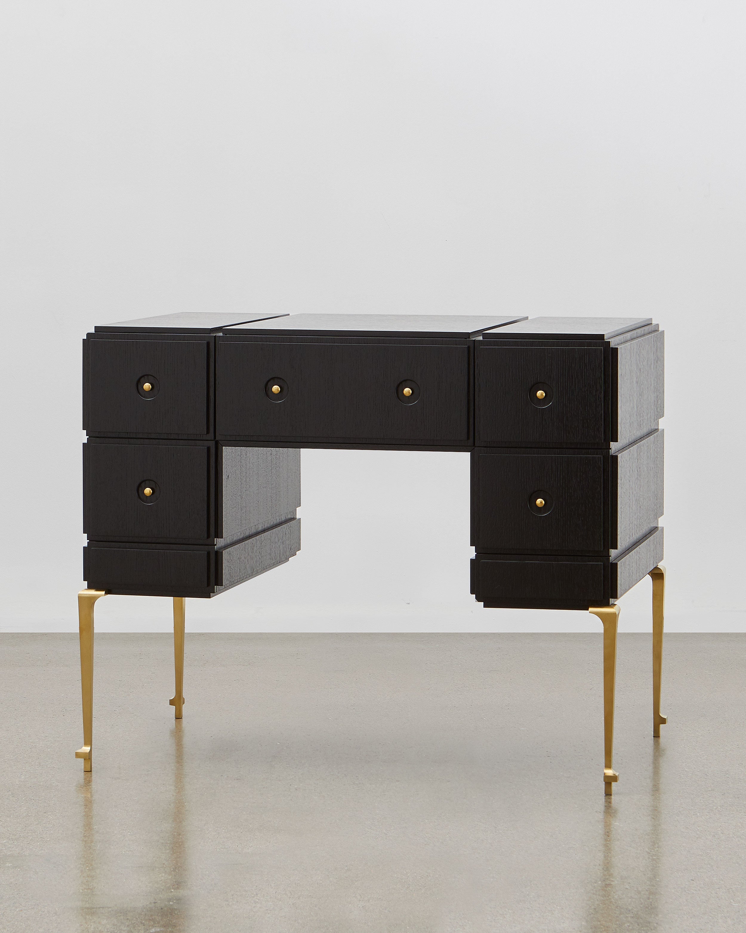 PH Grand Dressing Table by Poul Henningsen, Danish design classic (1919)
Black PH Grand Dressing Table with five drawers and gold-colored accents on the frame and handles, featuring a fold-down mirror.