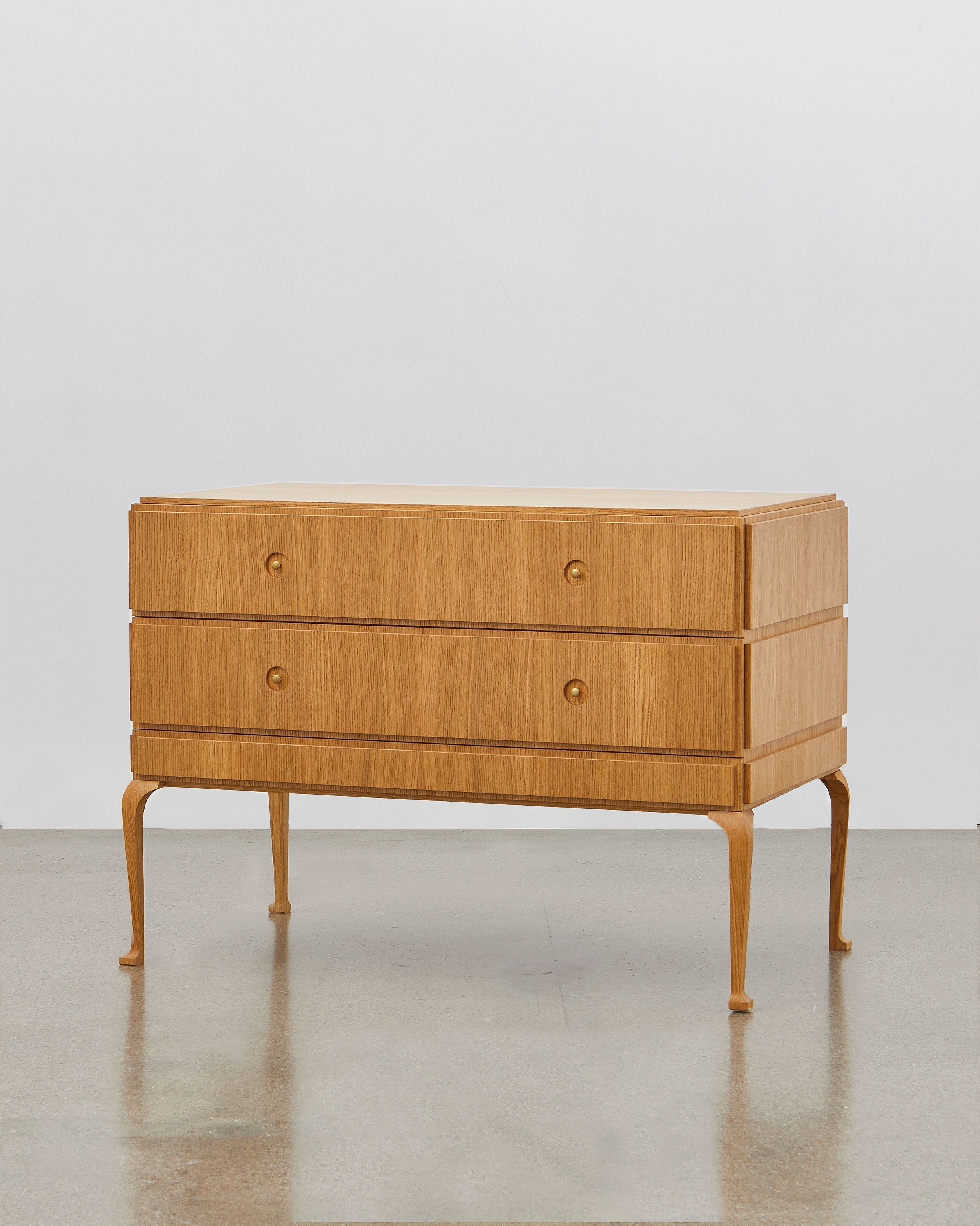 PH Grand Chest of Drawers by Poul Henningsen, Danish design classic (1930s) natural oak with wooden legs and brass handles with two drawers 