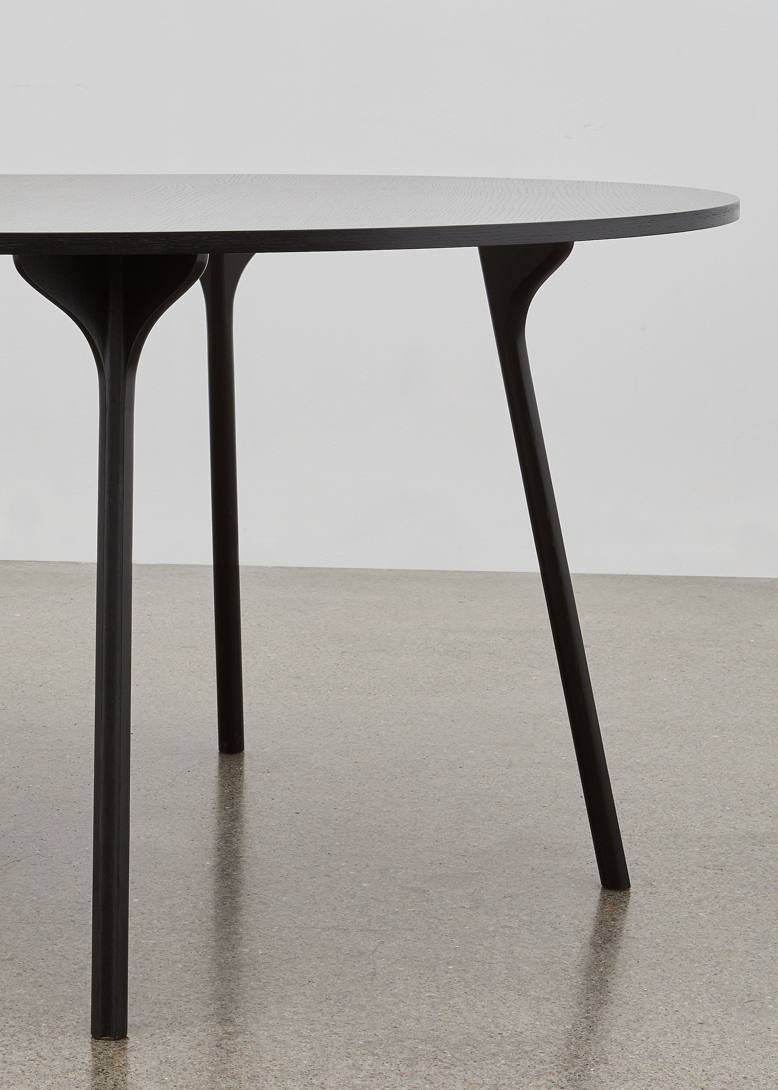 PH Circle Table by Poul Henningsen, Danish design classic (1937)
A minimalist table with black wooden legs and tabletop