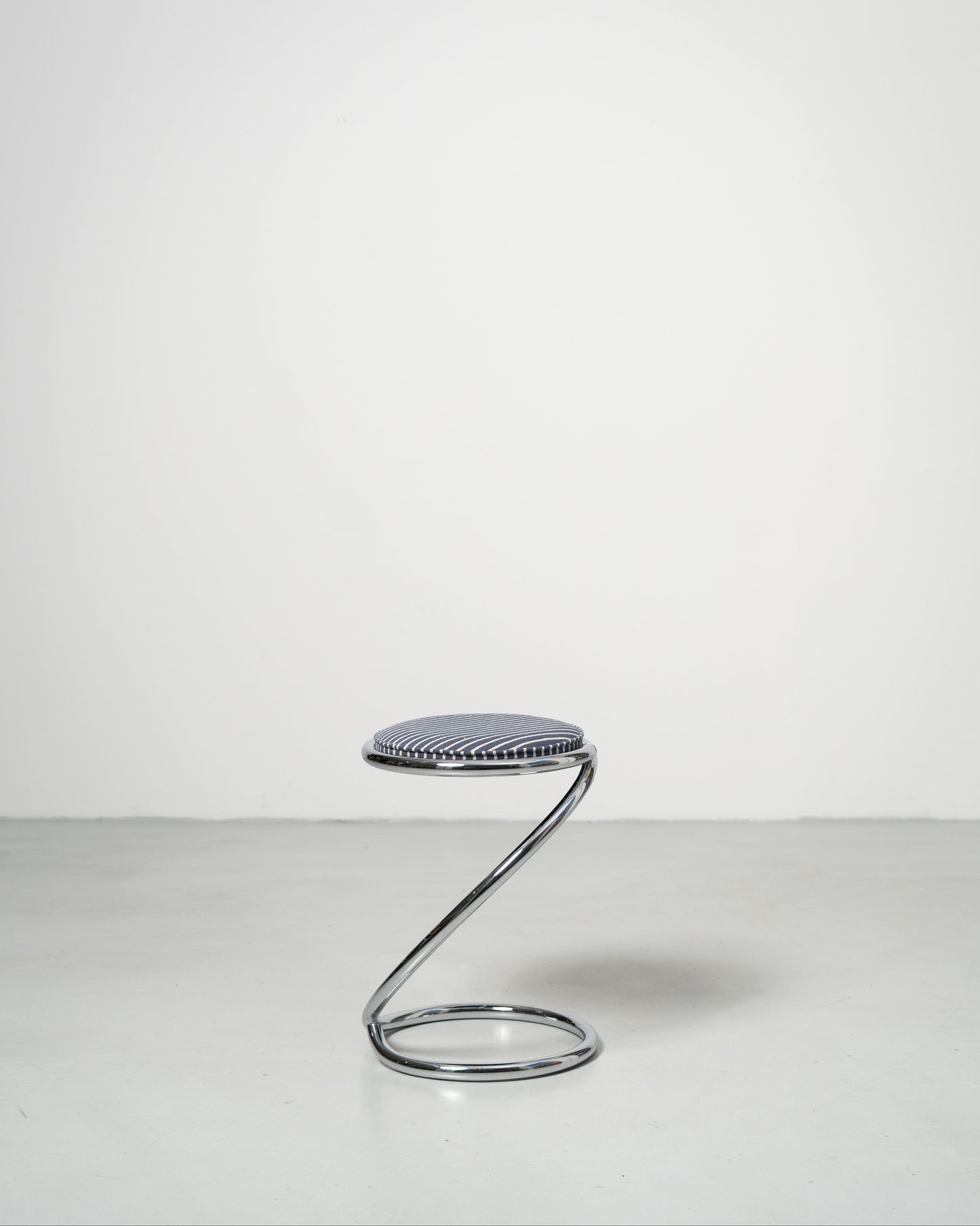 PH Snake Stool